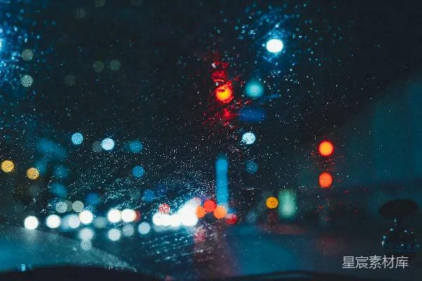 高清摄影 雨夜景色中模糊的城市灯光。