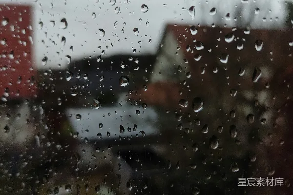 高清摄影 窗前覆盖着雨水的房子在背景中