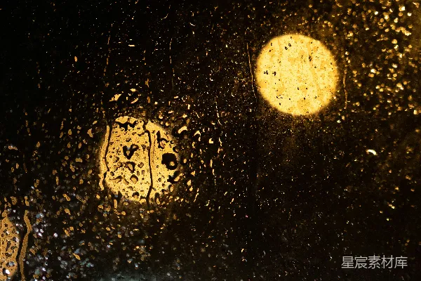 高清摄影 雨打湿的窗户，背景是街灯。