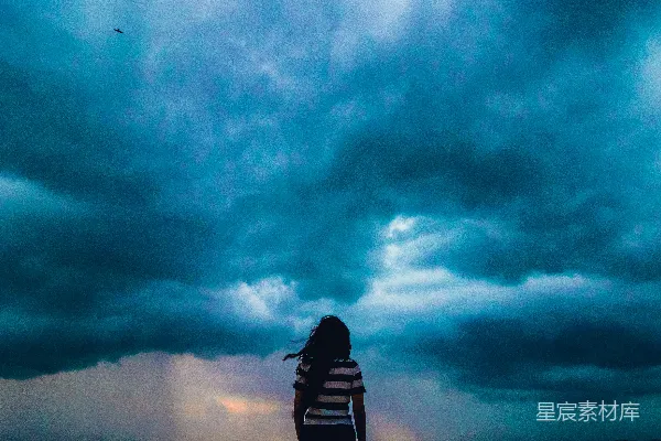 高清摄影 身穿黑白条纹衬衫的人穿越蓝色的云朵