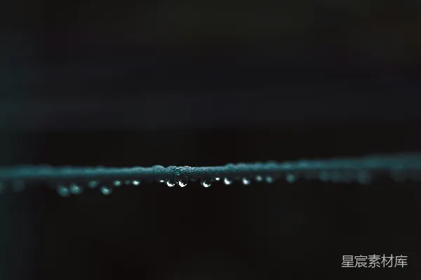 高清摄影 黑色电线带有水滴形状