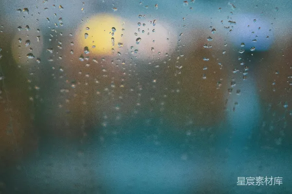 高清摄影 窗外模糊的建筑背景下，雨滴落在窗户上。