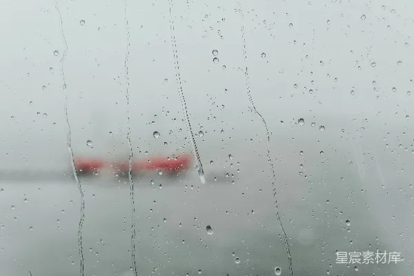 高清摄影 透过蒙雨的窗户看去的一架飞机的景象