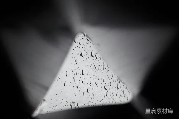 高清摄影 一个三角形形状的物体上有水滴。