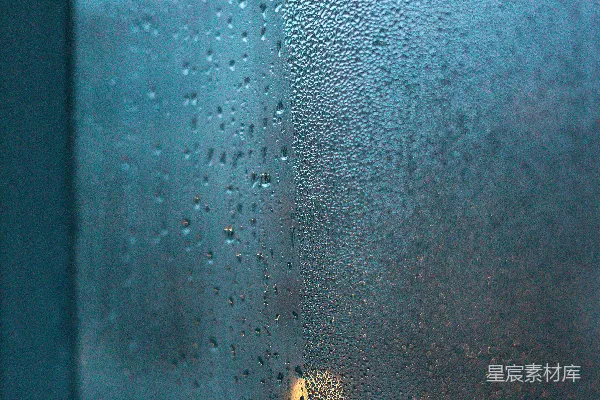 高清摄影 窗户上的近景，雨滴滴滴嗒嗒