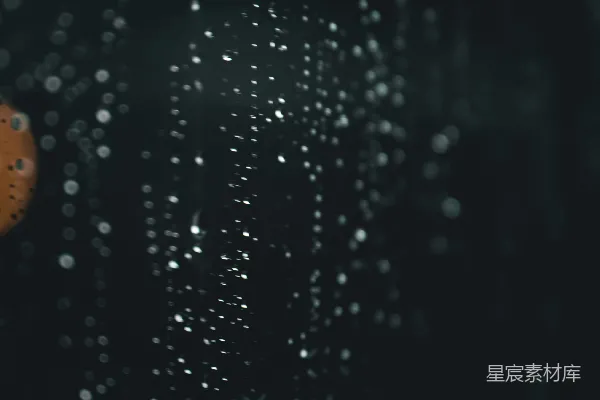 高清摄影 雨天中一个交通信号灯的特写