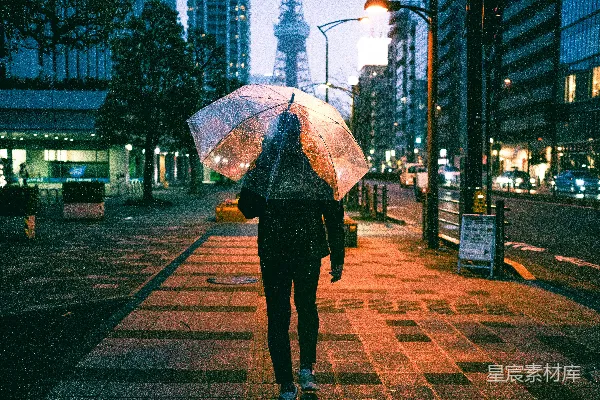 高清摄影 街上一个人拿着雨伞走着