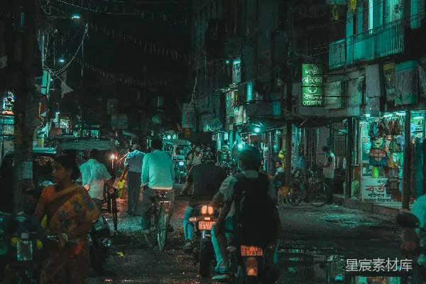 高清摄影 夜间行人走在街道上