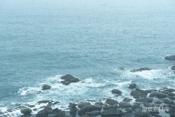 高清摄影 前景中有岩石的一幅水景图