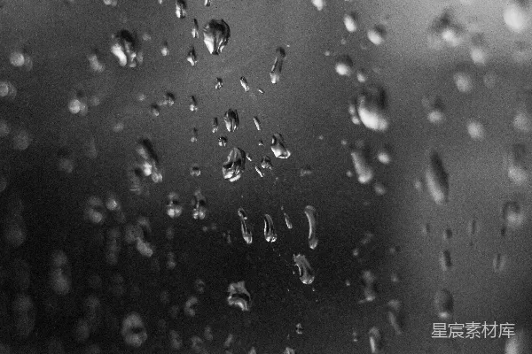高清摄影 黑白照片中的雨滴落在玻璃上