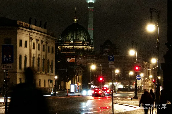 高清摄影 夜间人们在街上行走