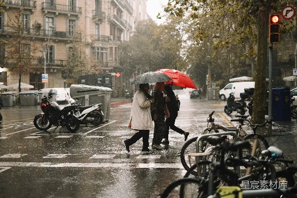 高清摄影 一群人在街上行走，手持雨伞