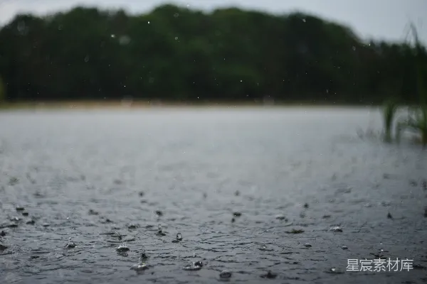 高清摄影 一地溅起的雨滴
