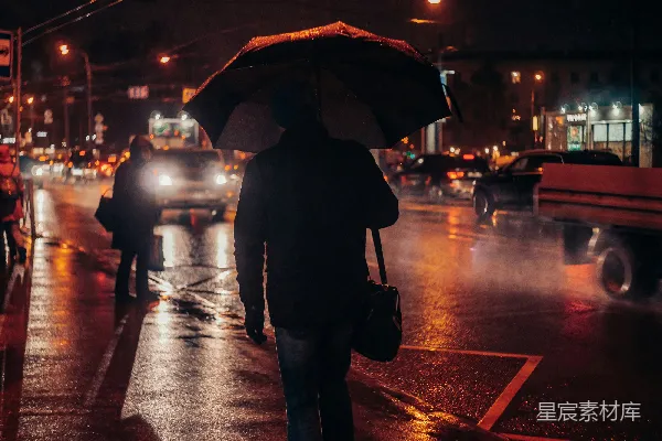 高清摄影 一个男人走在街上拿着雨伞