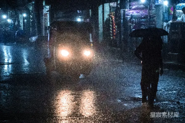 高清摄影 手持伞的人在夜间湿地上行走