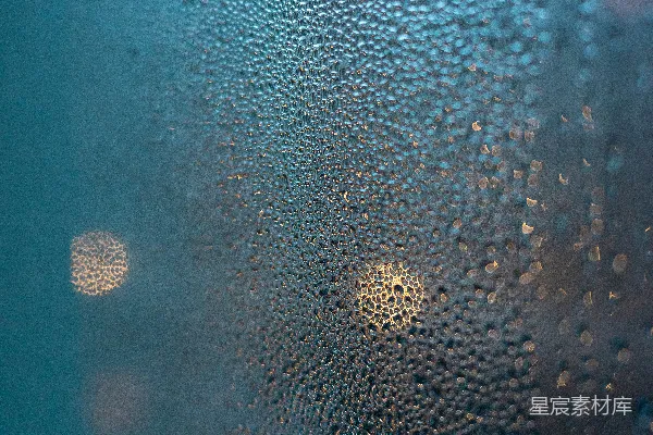 高清摄影 窗户上的近景，有雨滴闪烁。