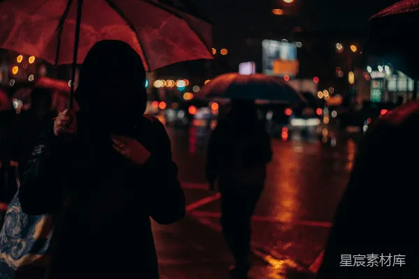 高清摄影 一群人走在街上拿着伞