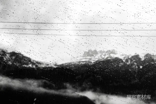 高清摄影 雨天中观赏的山景