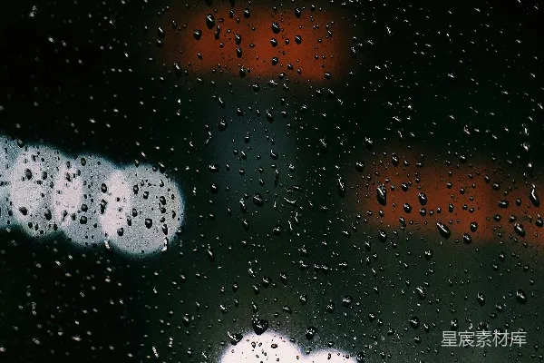 高清摄影 窗外有交通灯的玻璃窗上滴着雨drops