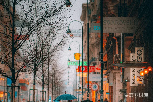 高清摄影 白天人们在 sidewalk 上行走，手中拿着伞。