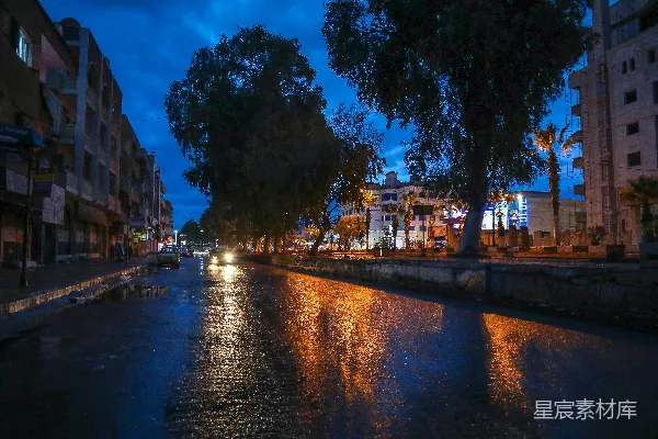 高清摄影 夜晚的城市街道，车辆在上面行驶。