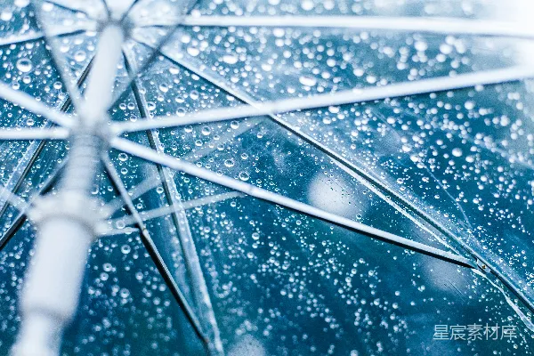 高清摄影 雨滴落在了一把透明的伞上。