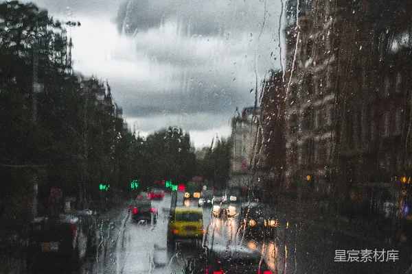 高清摄影 一条街道挤满了车辆，旁边耸立着高大的建筑物。