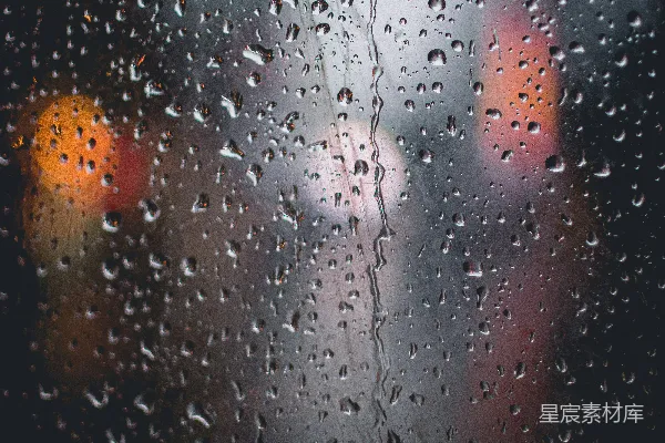 高清摄影 窗外有交通灯的玻璃上滴着雨水