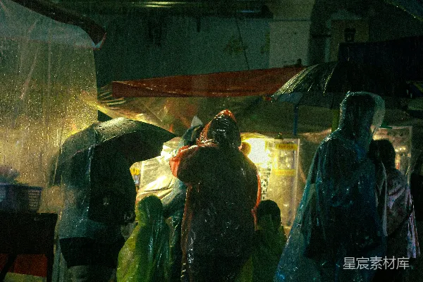 高清摄影 一群人在雨中打着伞走着