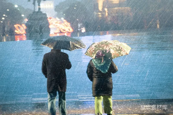 高清摄影 两个人站在雨中打着伞
