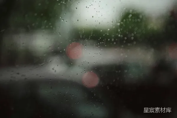 高清摄影 一幅模糊的照片，窗外布满了雨水。