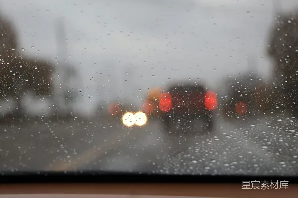高清摄影 车窗上的雨滴以及看不清的交通信号灯。