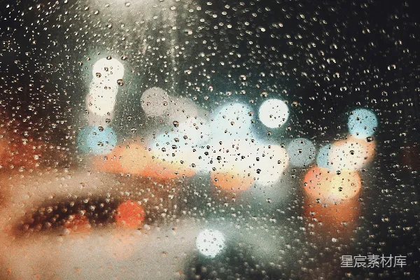 高清摄影 雨滴落在一片模糊的城市街道背景上的窗户上