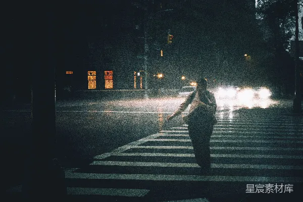 高清摄影 夜晚一名女子正在街上行走