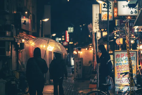高清摄影 一群人在夜晚走在街上