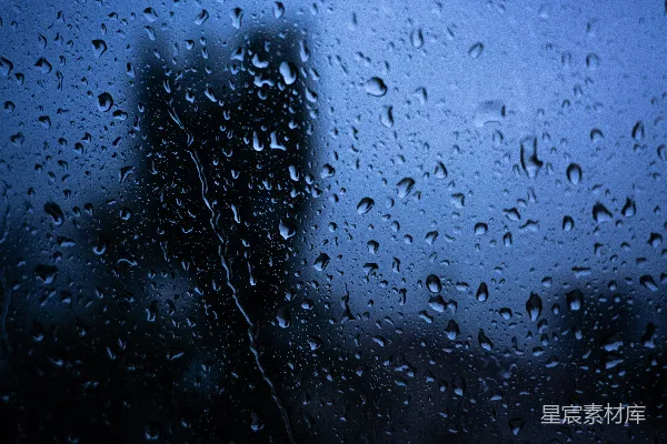 高清摄影 窗外建筑映衬下的雨滴