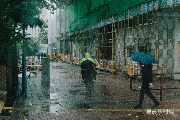 高清摄影 几人打着伞走在湿滑的 sidewalks 上