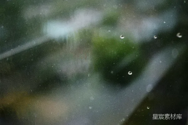 高清摄影 窗户上雨滴的模糊图像