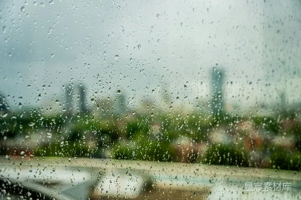 高清摄影 透过蒙上雨的窗户看的城市景色
