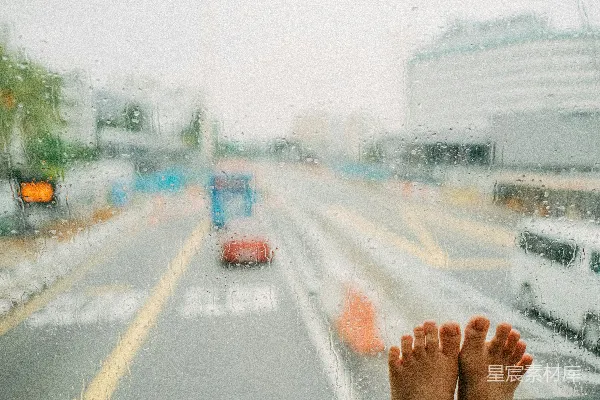 高清摄影 一个人在雨天把脚从窗户外面伸出。