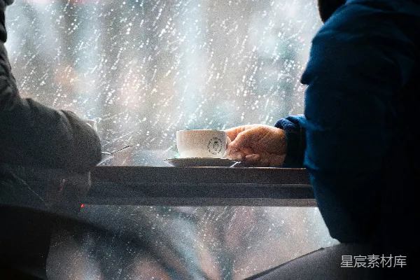 高清摄影 手持一杯的人