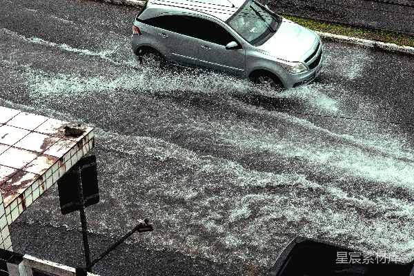 高清摄影 汽车在暴雨中行驶于积水街道上。