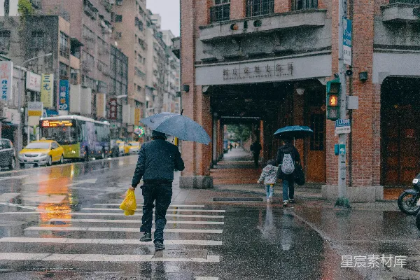 高清摄影 黑色夹克和黄色裤子的人拿着雨伞在人行道上白天行走