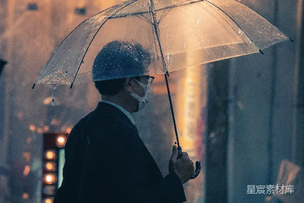 高清摄影 一个男子走在街上拿着雨伞