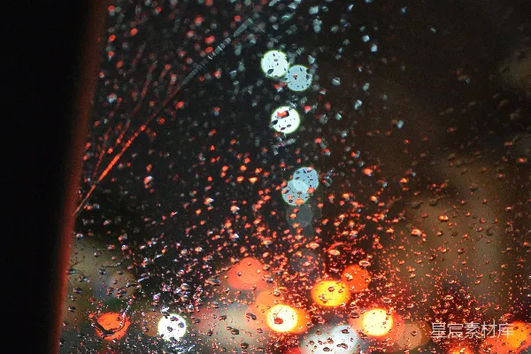 高清摄影 汽车内透过雨后玻璃窗看去的景象