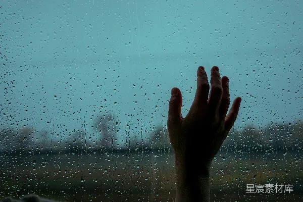 高清摄影 一个人在雨中伸出窗外的手