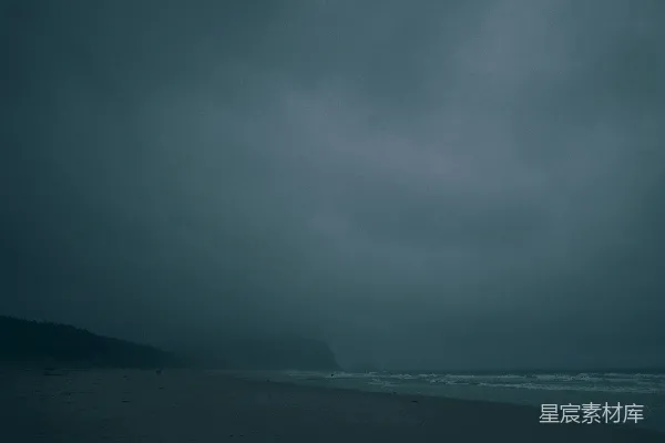 高清摄影 山下灰云近水体