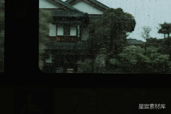 高清摄影 窗外望向一幢房屋的人