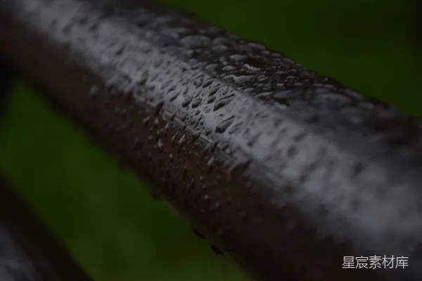 高清摄影 金属栅栏上的雨滴特写