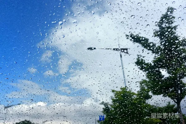 高清摄影 透过蒙上雨水的窗户看去的一条街道